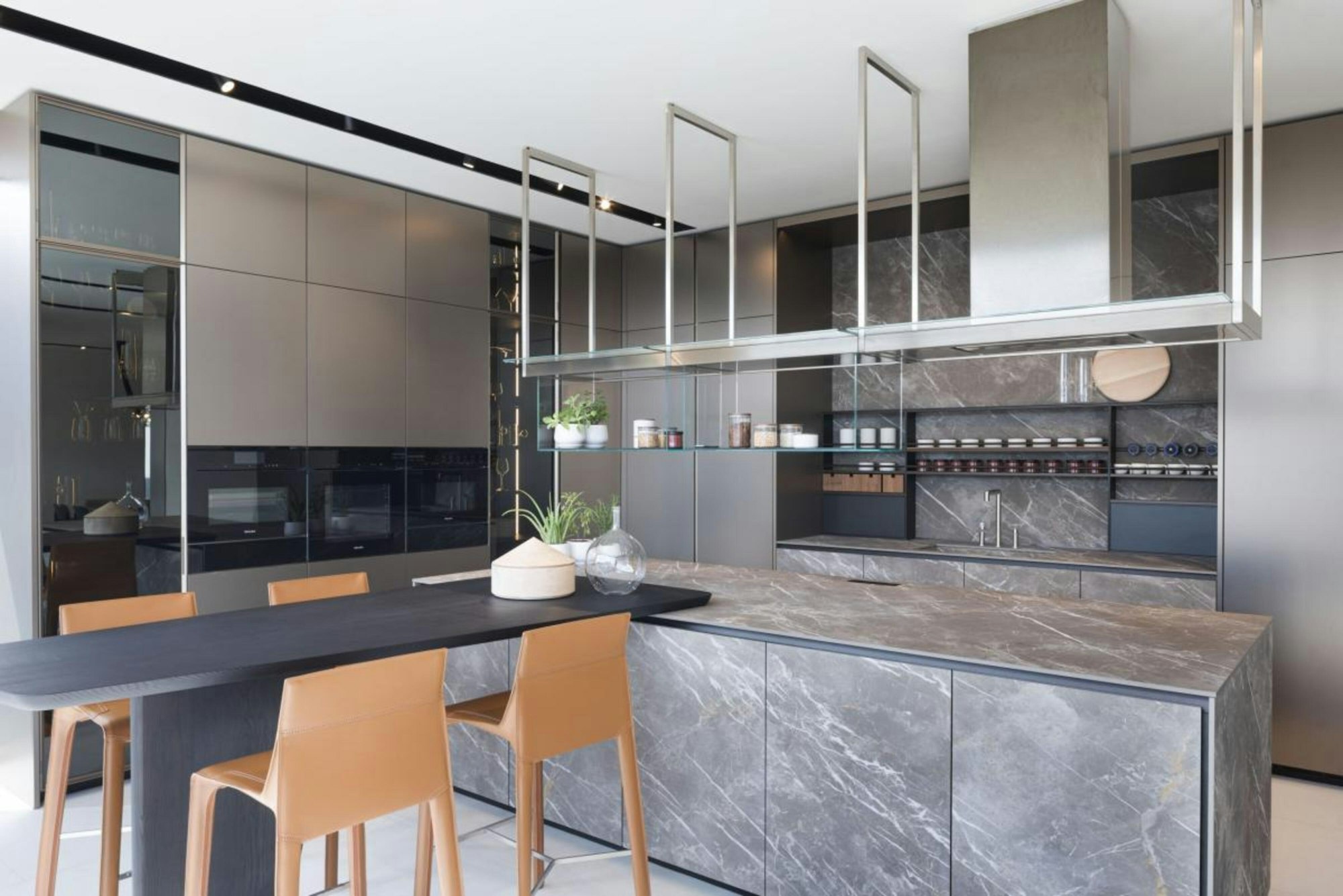 Cozinha moderna com ilha e bancada