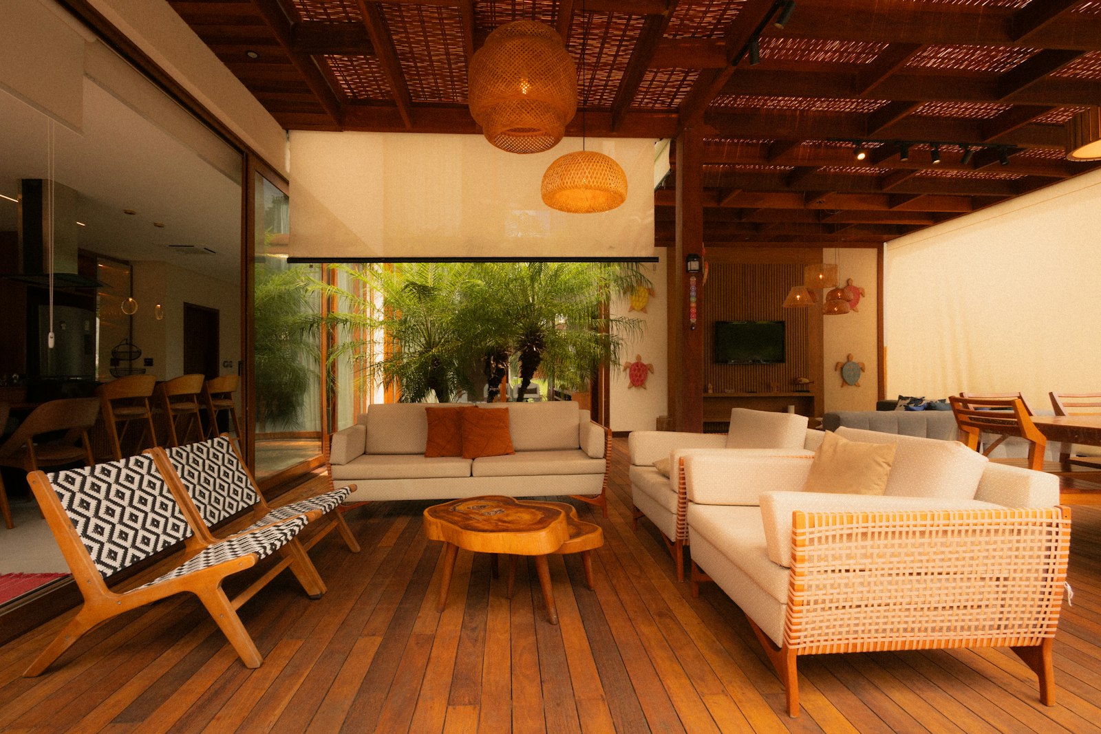 Sala de estar com sofás e piso de madeira